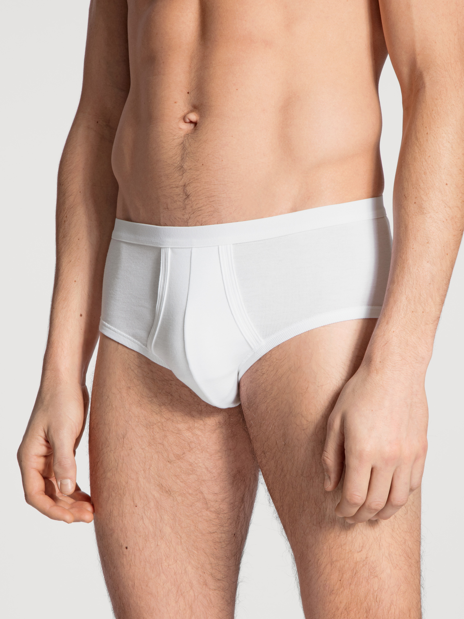 La modella / Il modello Uomo indossa Classic slip con apertura in 100% cotone di colore Bianco, Tinta unita, della serie Twisted Cotton di CALIDA, Vista frontale