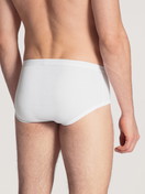 La modella / Il modello Uomo indossa Classic slip con apertura in 100% cotone di colore Bianco, Tinta unita, della serie Twisted Cotton di CALIDA, Vista posteriore