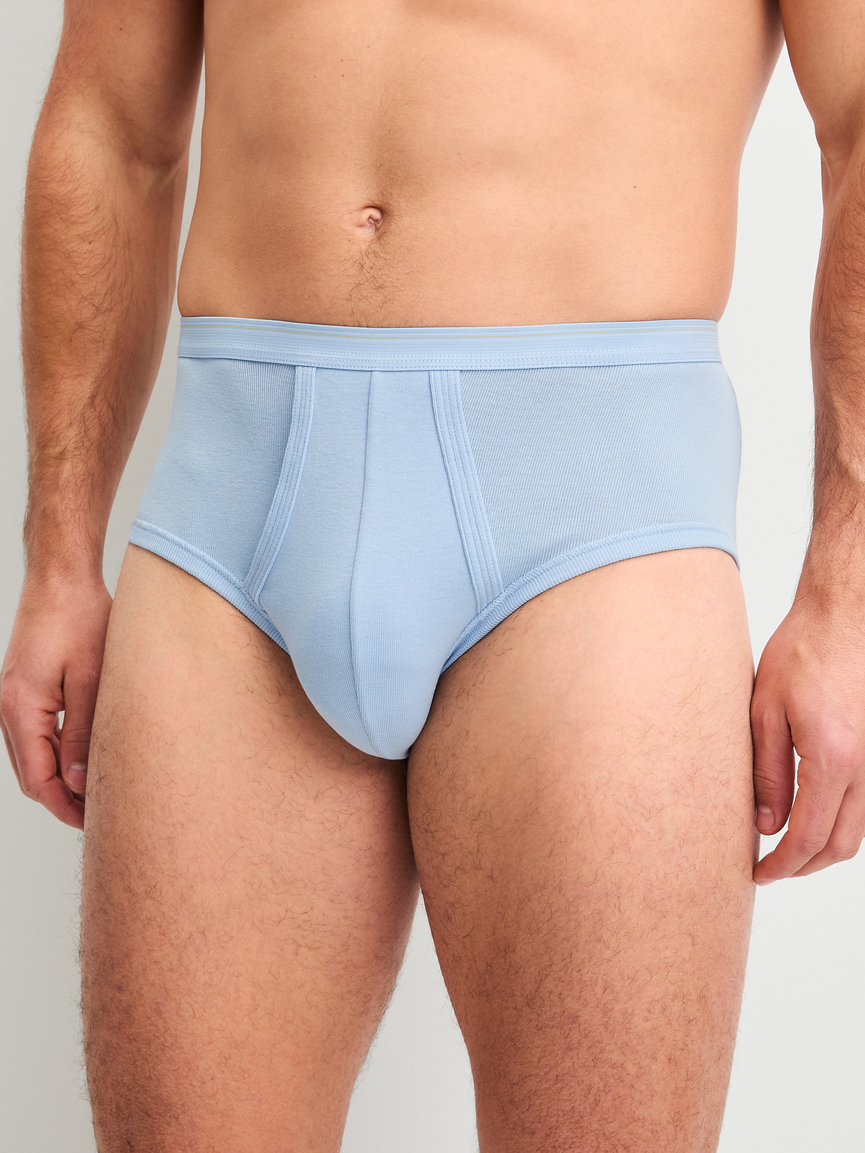 Herren-Model trägt Slip mit Eingriff und Elastikbund aus 100% Baumwolle in Blau, Einfarbig aus Serie Twisted Cotton von CALIDA, Vorderansicht