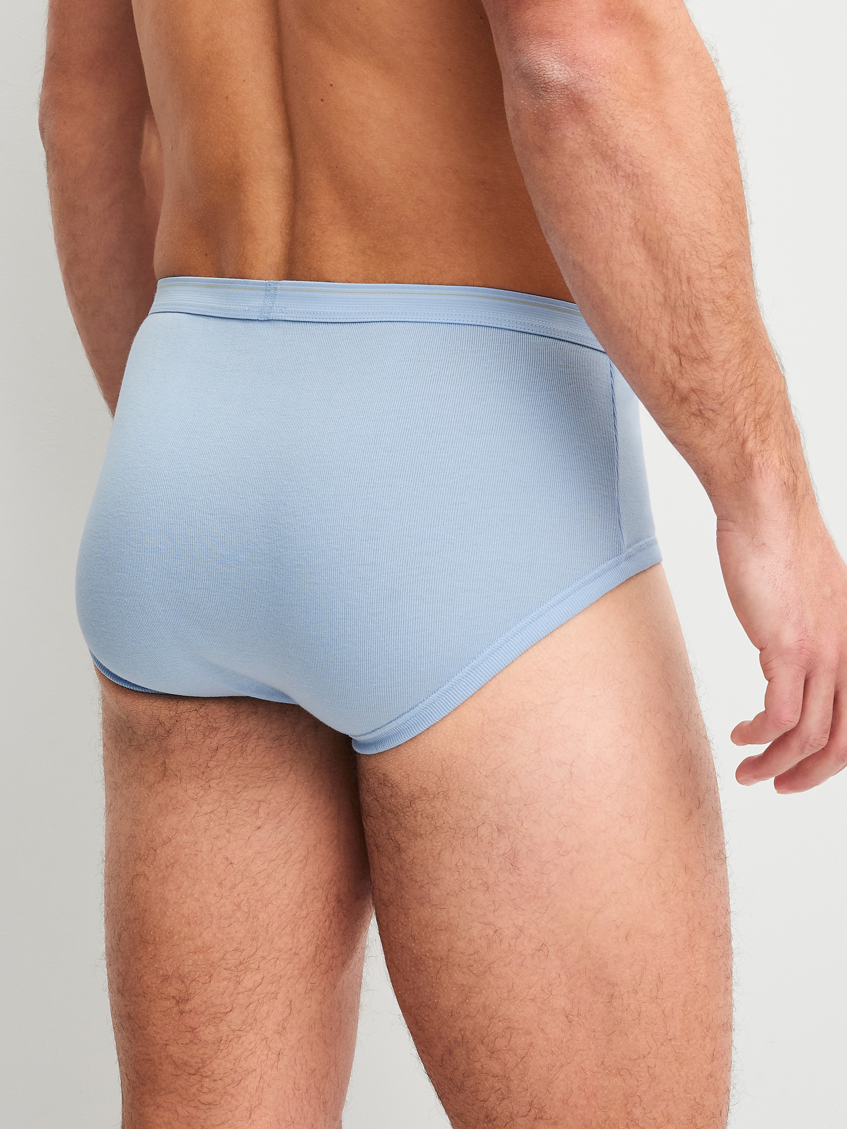 Herren-Model trägt Slip mit Eingriff und Elastikbund aus 100% Baumwolle in Blau, Einfarbig aus Serie Twisted Cotton von CALIDA, Rückansicht