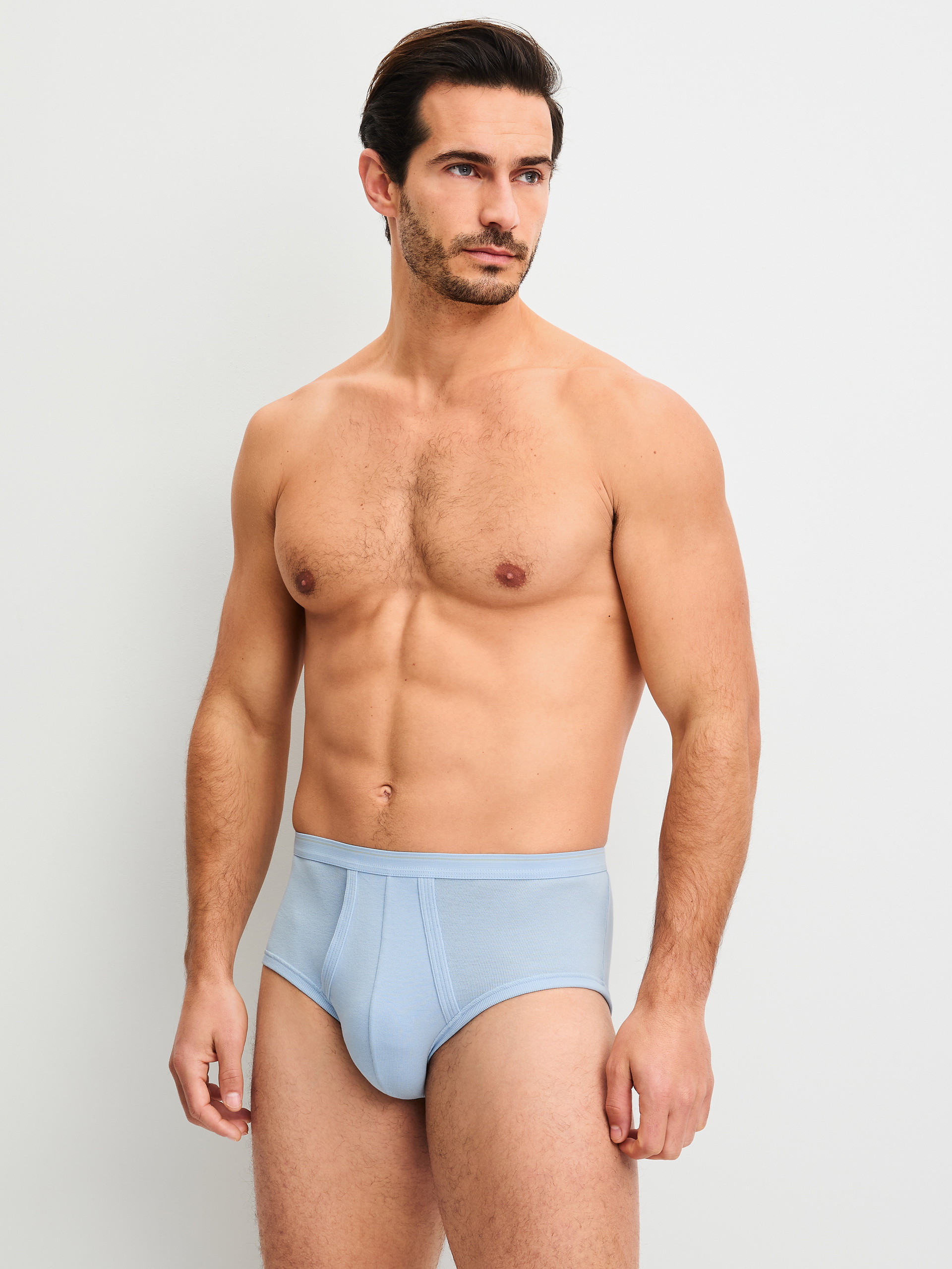 La modella / Il modello Uomo indossa Classic slip con apertura in 100% cotone di colore Blu, Tinta unita, della serie Twisted Cotton di CALIDA, Abbigliamento