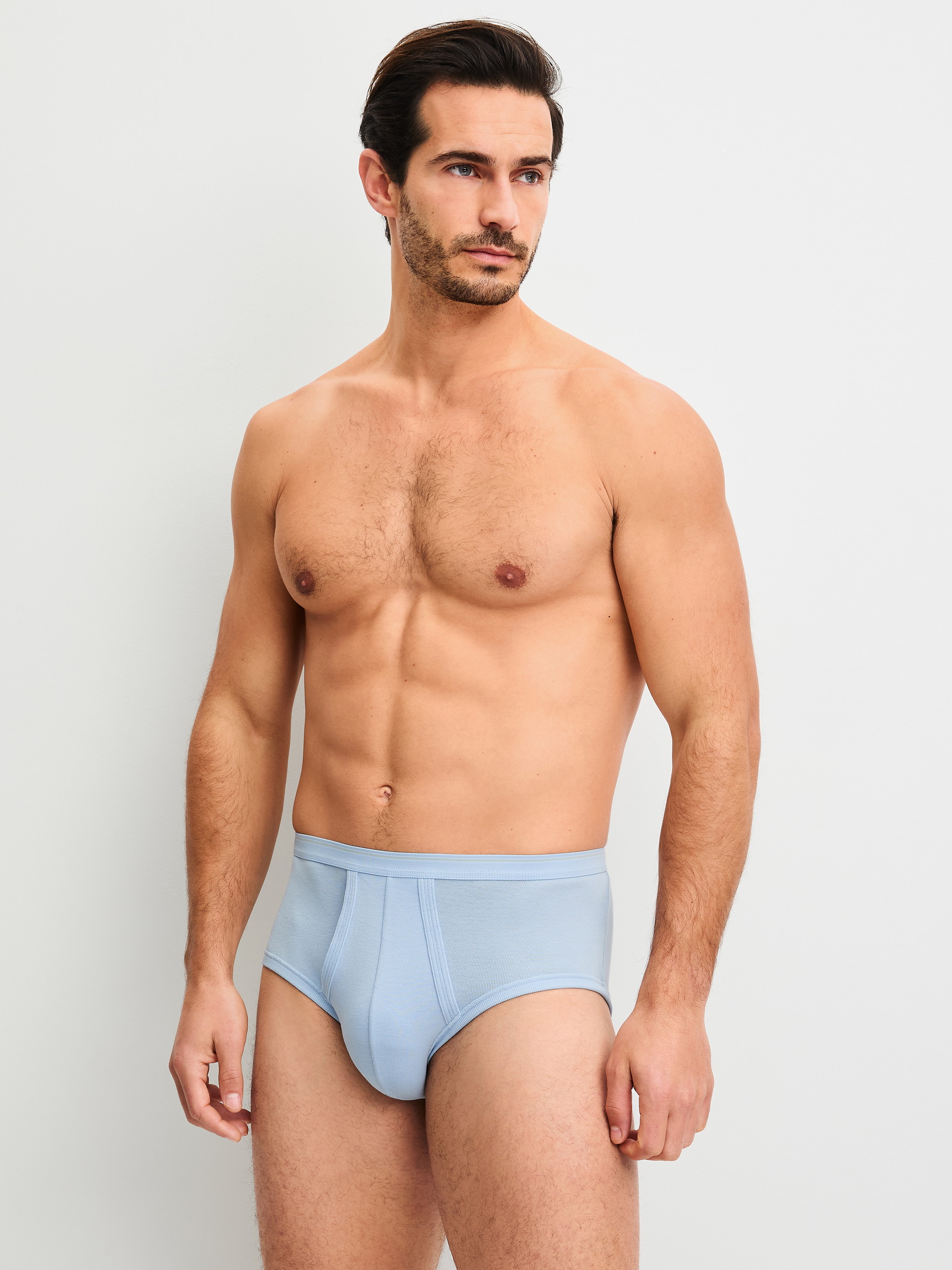 Herren-Model trägt Slip mit Eingriff und Elastikbund aus 100% Baumwolle in Blau, Einfarbig aus Serie Twisted Cotton von CALIDA, Outfit
