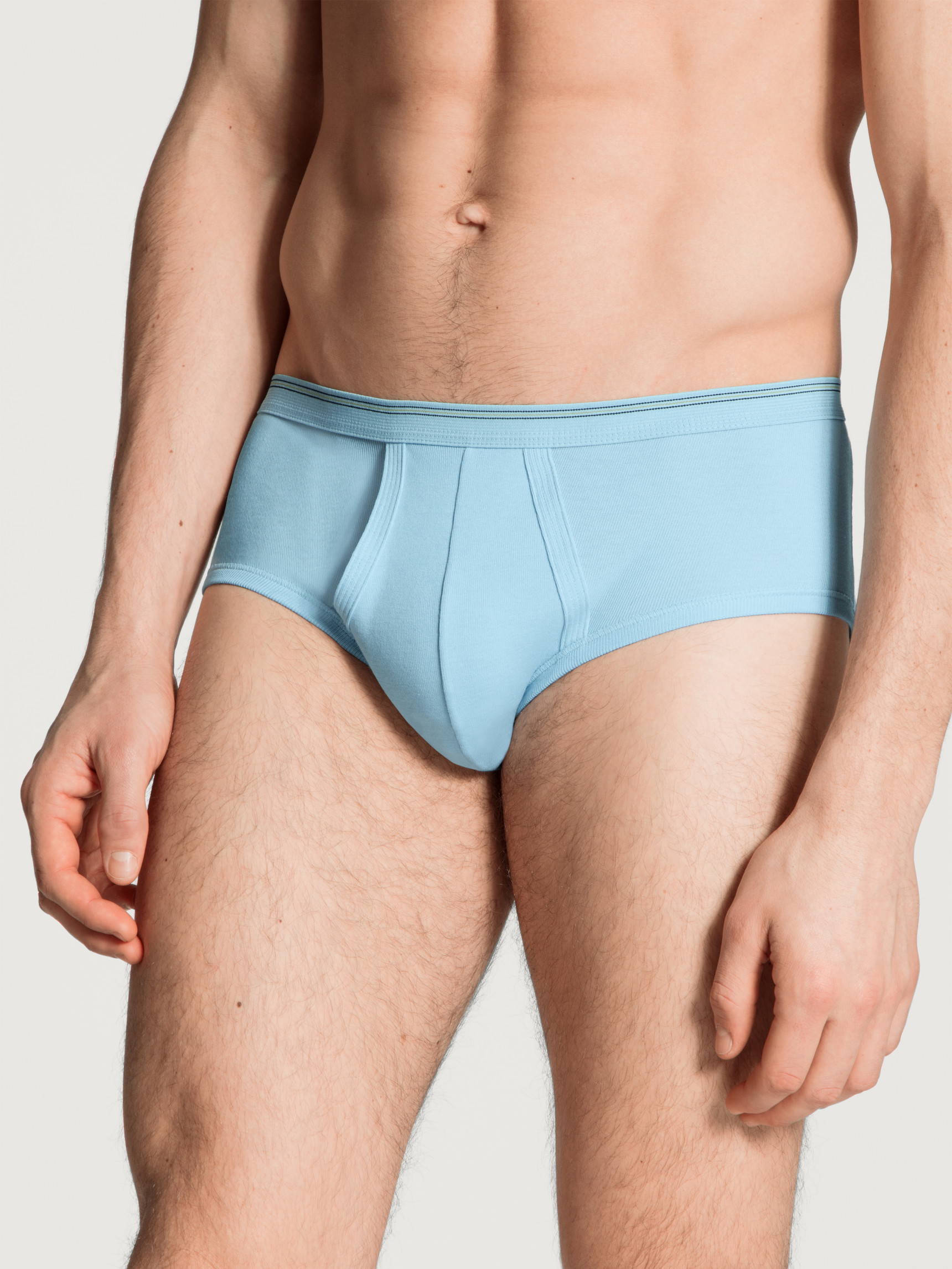 Herren-Model trägt Slip mit Eingriff und Elastikbund aus 100% Baumwolle in Blau, Einfarbig aus Serie Twisted Cotton von CALIDA, Vorderansicht
