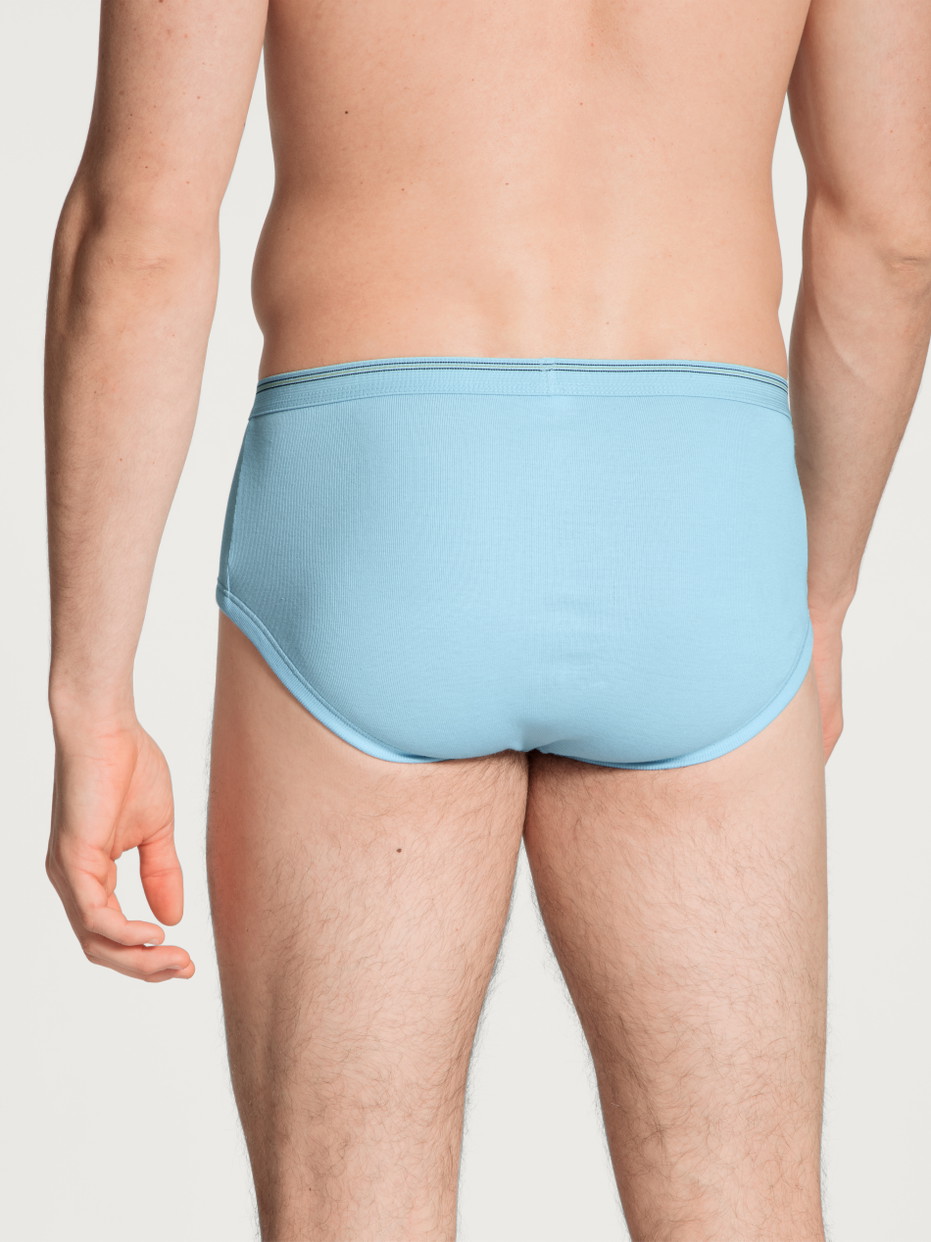 Herren-Model trägt Slip mit Eingriff und Elastikbund aus 100% Baumwolle in Blau, Einfarbig aus Serie Twisted Cotton von CALIDA, Rückansicht