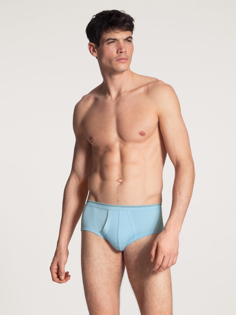 Herren-Model trägt Slip mit Eingriff und Elastikbund aus 100% Baumwolle in Blau, Einfarbig aus Serie Twisted Cotton von CALIDA, Outfit, Vorderansicht