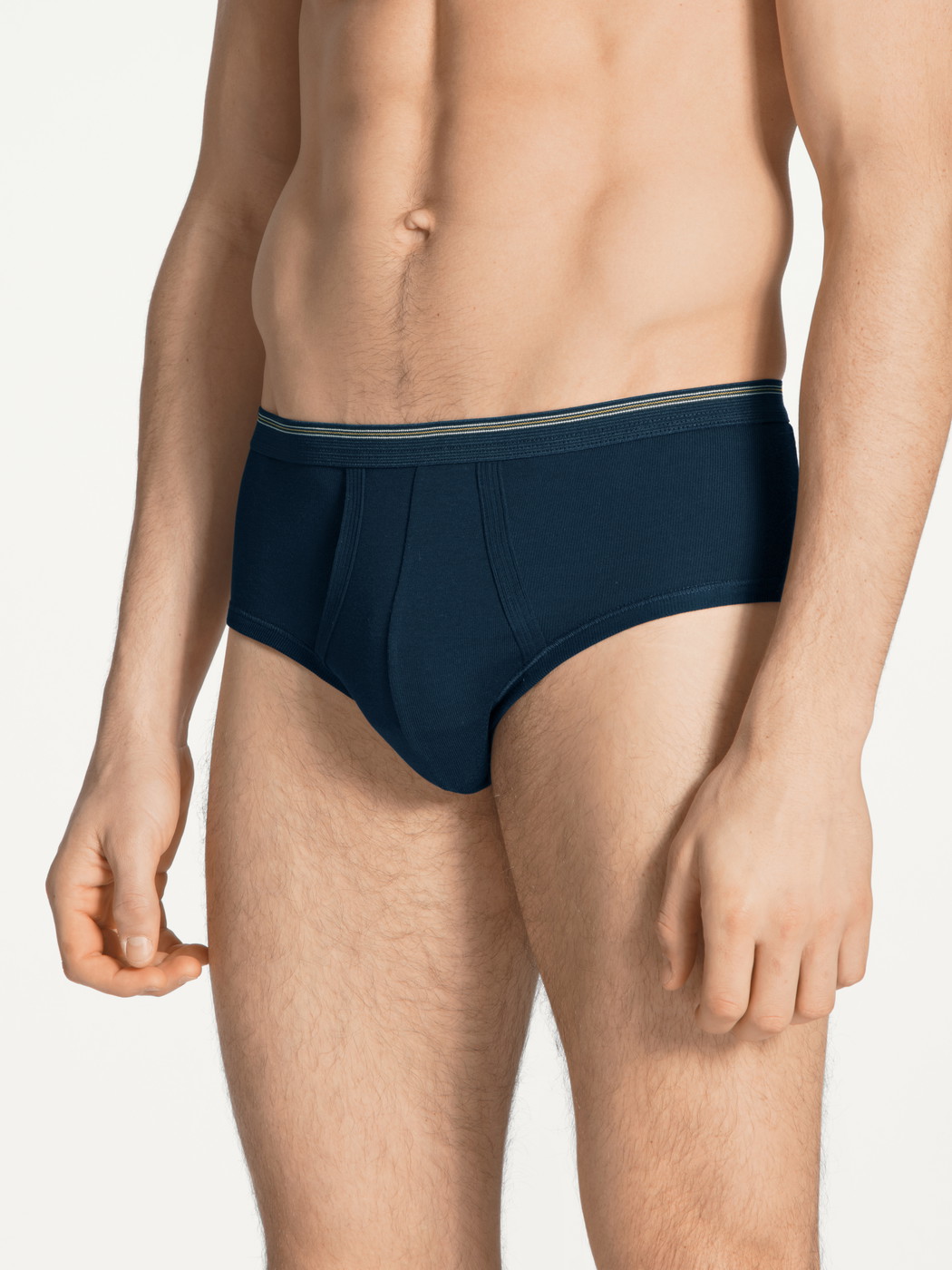 Herren-Model trägt Slip mit Eingriff und Elastikbund aus 100% Baumwolle in Blau, Einfarbig aus Serie Twisted Cotton von CALIDA, Vorderansicht