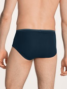 Herren-Model trägt Slip mit Eingriff und Elastikbund aus 100% Baumwolle in Blau, Einfarbig aus Serie Twisted Cotton von CALIDA, Rückansicht
