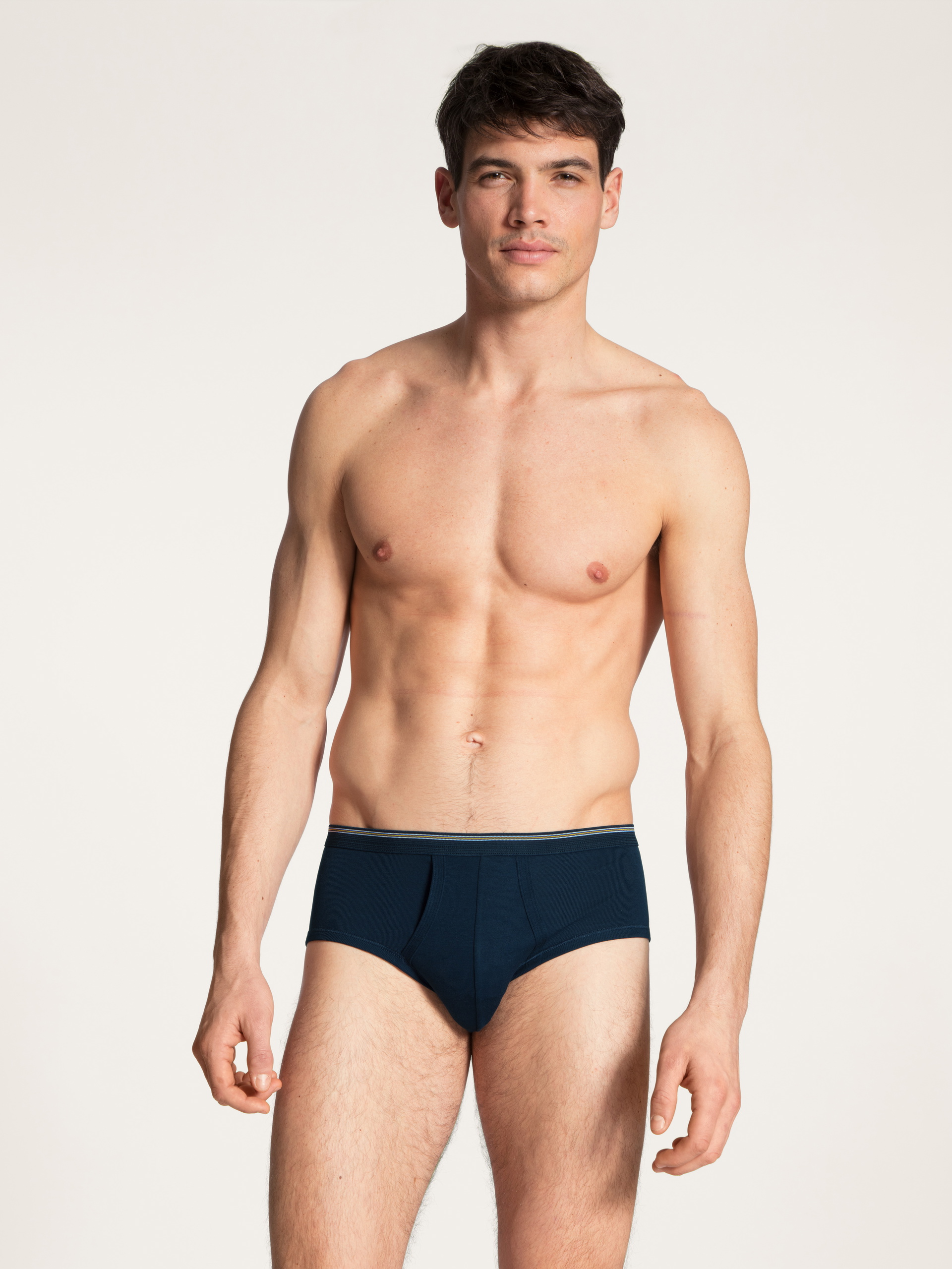 La modella / Il modello Uomo indossa Classic slip con apertura in 100% cotone di colore Blu, Tinta unita, della serie Twisted Cotton di CALIDA, Abbigliamento, Vista frontale