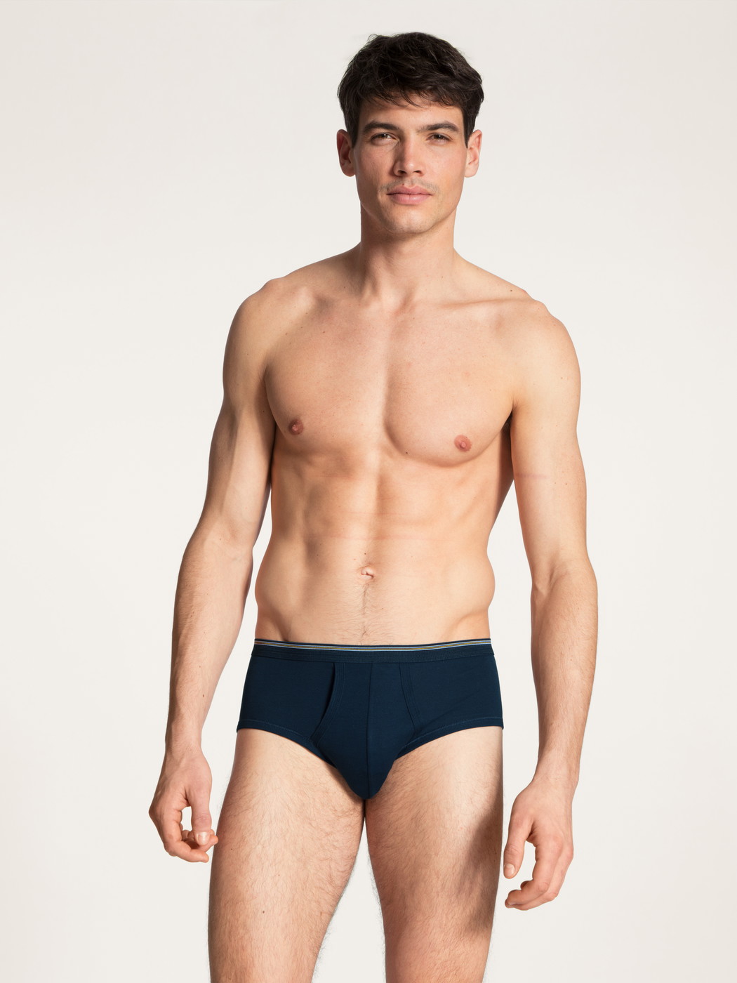 Herren-Model trägt Slip mit Eingriff und Elastikbund aus 100% Baumwolle in Blau, Einfarbig aus Serie Twisted Cotton von CALIDA, Outfit, Vorderansicht
