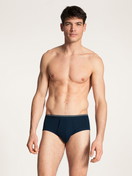 Herren-Model trägt Slip mit Eingriff und Elastikbund aus 100% Baumwolle in Blau, Einfarbig aus Serie Twisted Cotton von CALIDA, Outfit, Vorderansicht