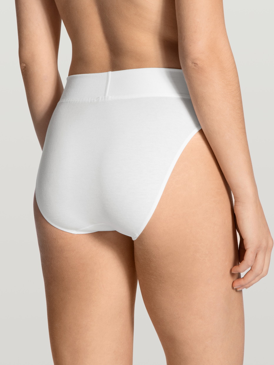 Damen-Model trägt Slip mit Softbund, high waist aus Baumwolle in Weiß, Einfarbig aus Serie Elastic von CALIDA, Rückansicht