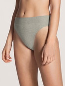 Le mannequin Femme porte le/la Culotte taille haute en Coton de couleur Gris, Unicolore, de la série Elastic de CALIDA, Vue de face, Fond blanc