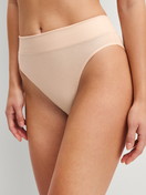 Damen-Model trägt Slip mit Softbund, high waist aus Baumwolle in Rosa, Einfarbig aus Serie Elastic von CALIDA, Vorderansicht