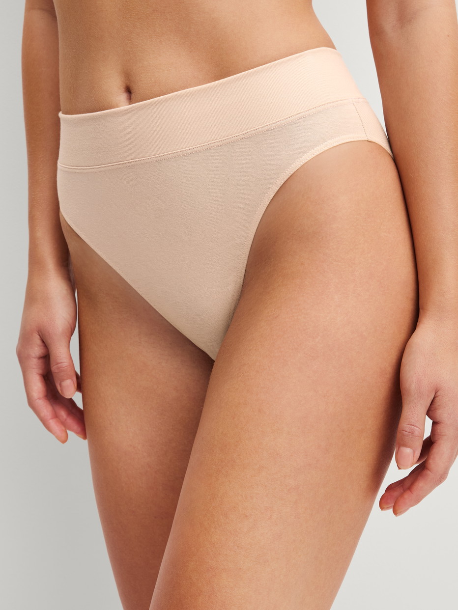 Damen-Model trägt Slip mit Softbund, high waist aus Baumwolle in Rosa, Einfarbig aus Serie Elastic von CALIDA, Vorderansicht