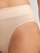 Damen-Model trägt Slip mit Softbund, high waist aus Baumwolle in Rosa, Einfarbig aus Serie Elastic von CALIDA, Detail