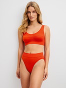 Damen-Model trägt Slip mit Softbund, high waist aus Baumwolle in Rot, Einfarbig aus Serie Elastic von CALIDA, Outfit