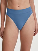 La modella / Il modello Donna indossa Slip, high waist in Cotone di colore Blu, Tinta unita, della serie Elastic di CALIDA, Vista frontale