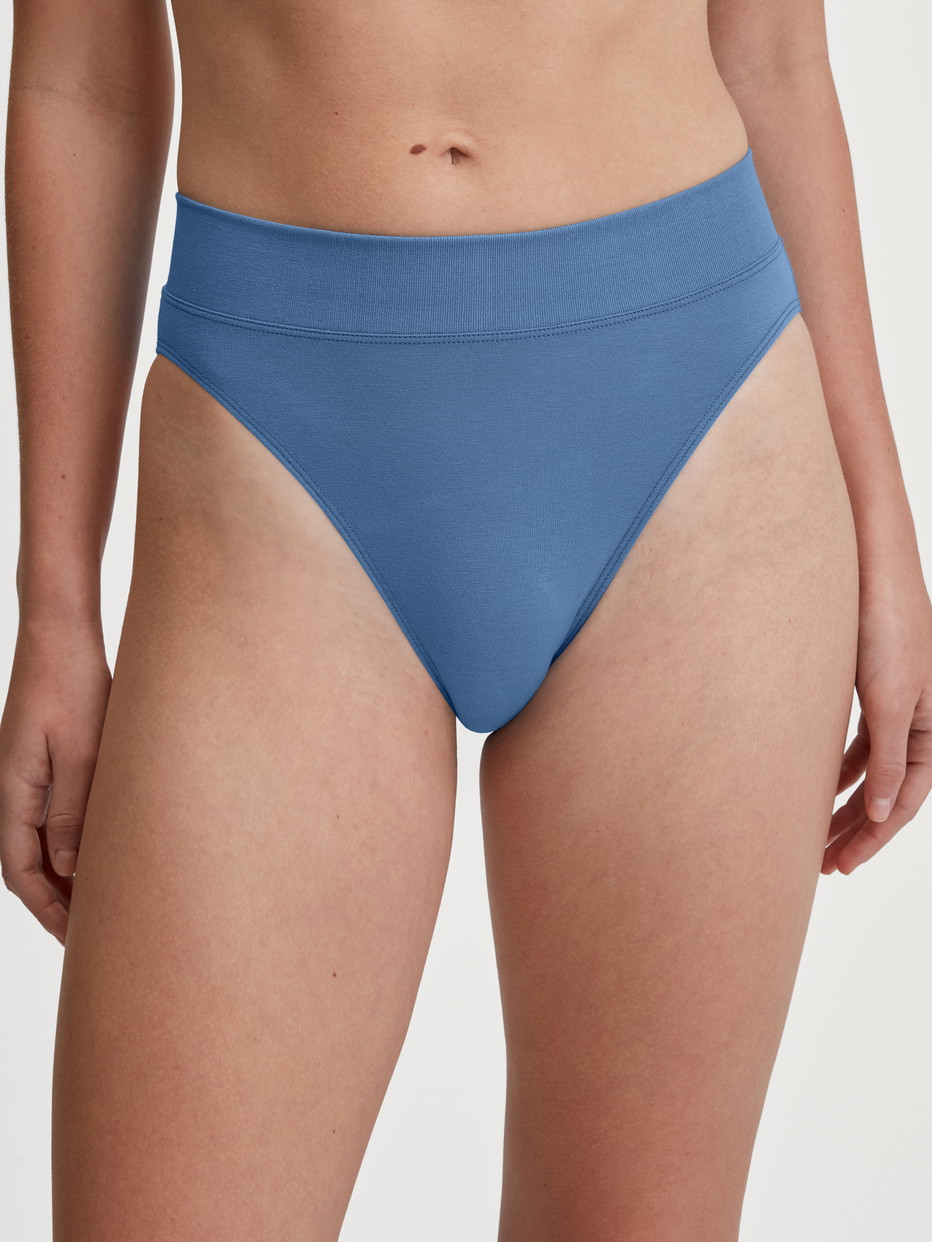 Le mannequin Femme porte le/la Culotte taille haute en Coton de couleur Bleu, Unicolore, de la série Elastic de CALIDA, Vue de face