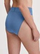 La modella / Il modello Donna indossa Slip, high waist in Cotone di colore Blu, Tinta unita, della serie Elastic di CALIDA, Vista posteriore