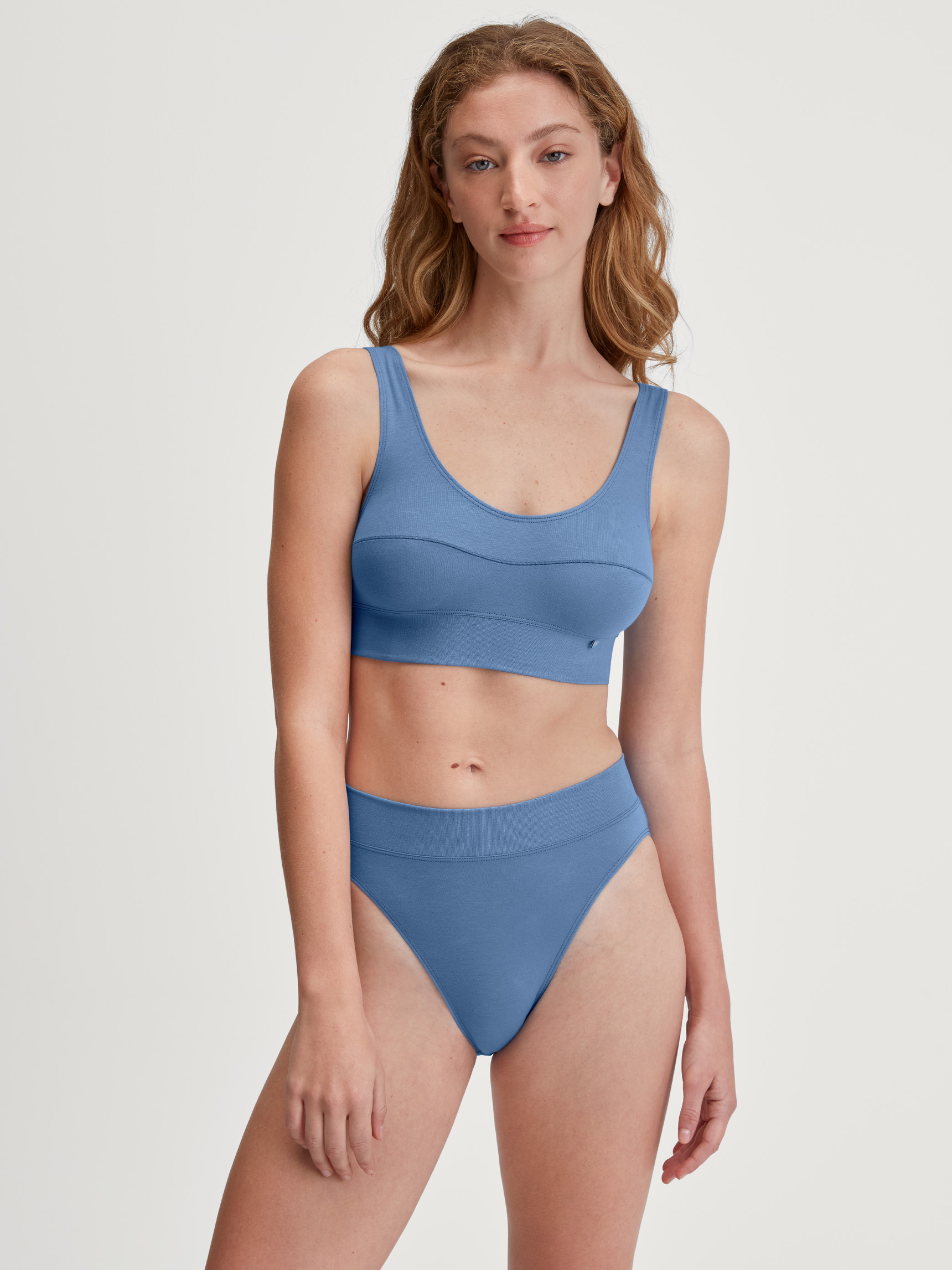 Le mannequin Femme porte le/la Culotte taille haute en Coton de couleur Bleu, Unicolore, de la série Elastic de CALIDA, Tenue
