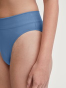 La modella / Il modello Donna indossa Slip, high waist in Cotone di colore Blu, Tinta unita, della serie Elastic di CALIDA, Dettaglio