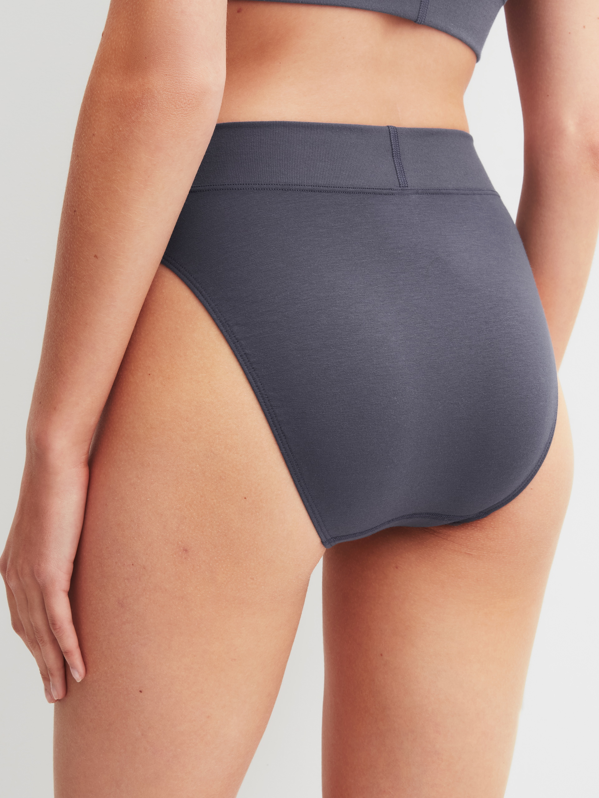 La modella / Il modello Donna indossa Slip, high waist in Cotone di colore Grigio, Tinta unita, della serie Elastic di CALIDA, Vista posteriore