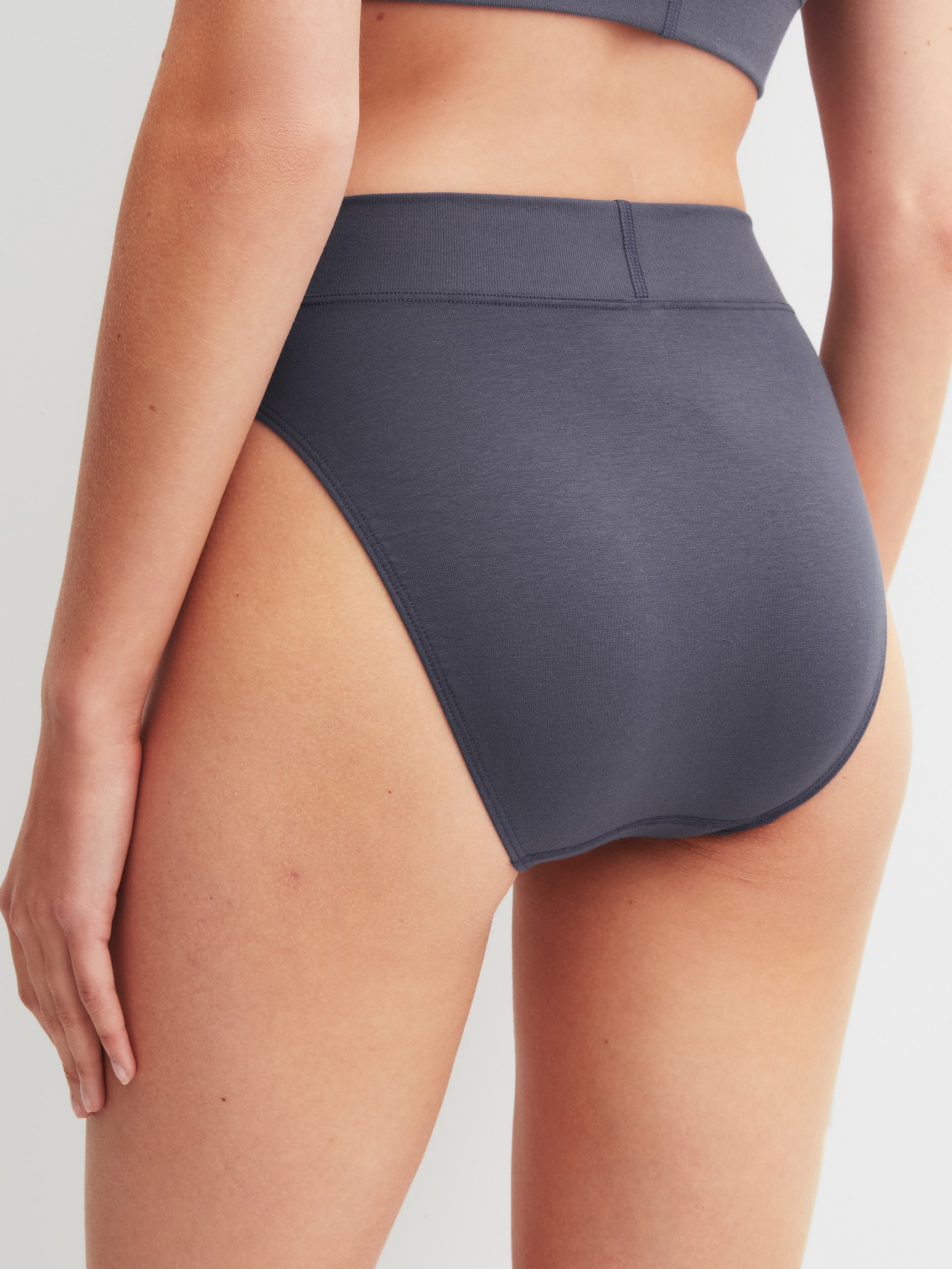 La modella / Il modello Donna indossa Slip, high waist in Cotone di colore Grigio, Tinta unita, della serie Elastic di CALIDA, Vista posteriore