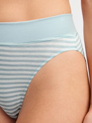 La modella / Il modello Donna indossa Slip, high waist in Cotone di colore Turchese, A righe, della serie Elastic di CALIDA, Dettaglio