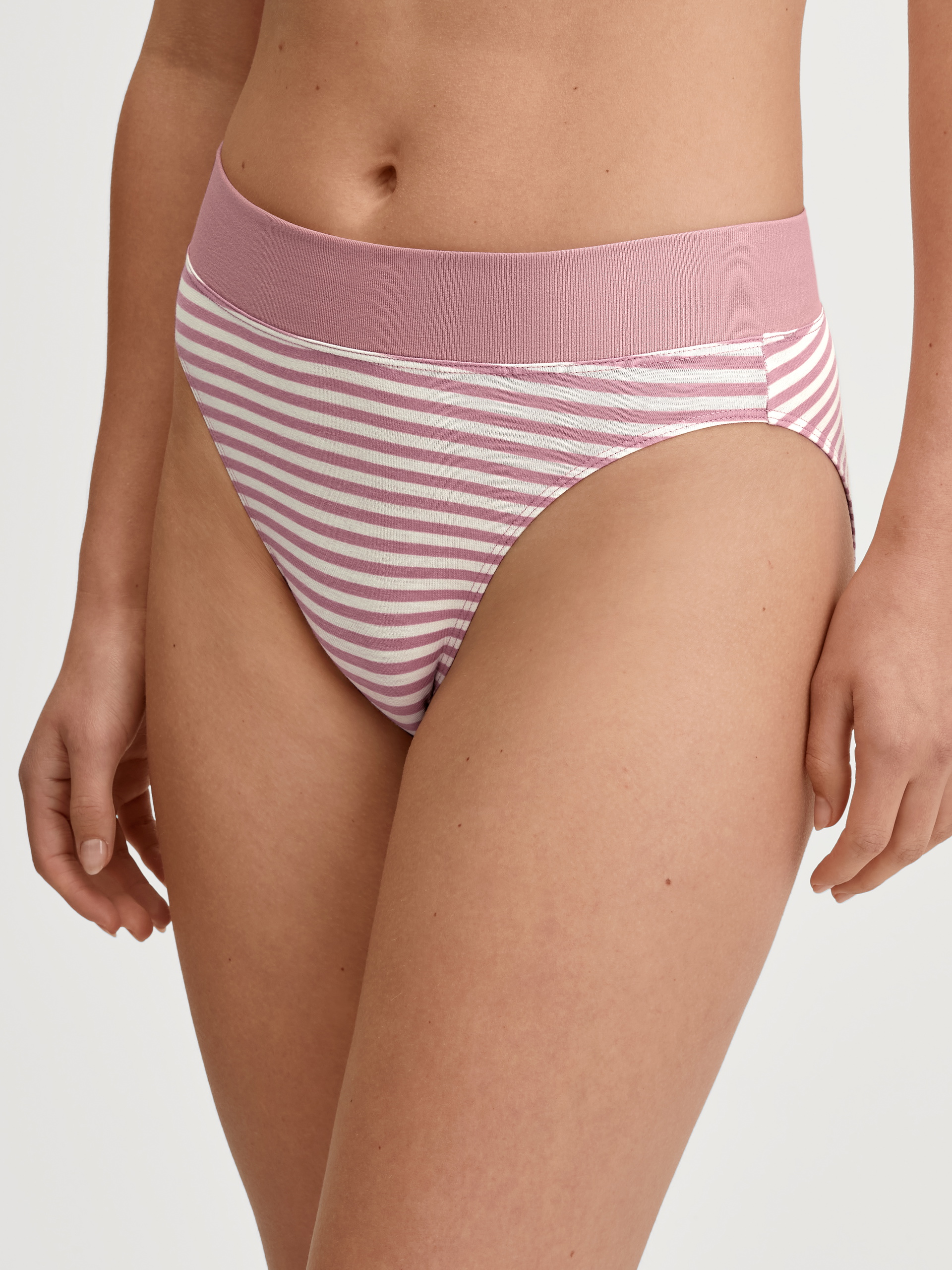 La modella / Il modello Donna indossa Slip, high waist in Cotone di colore Rosa, A righe, della serie Elastic di CALIDA, Vista frontale