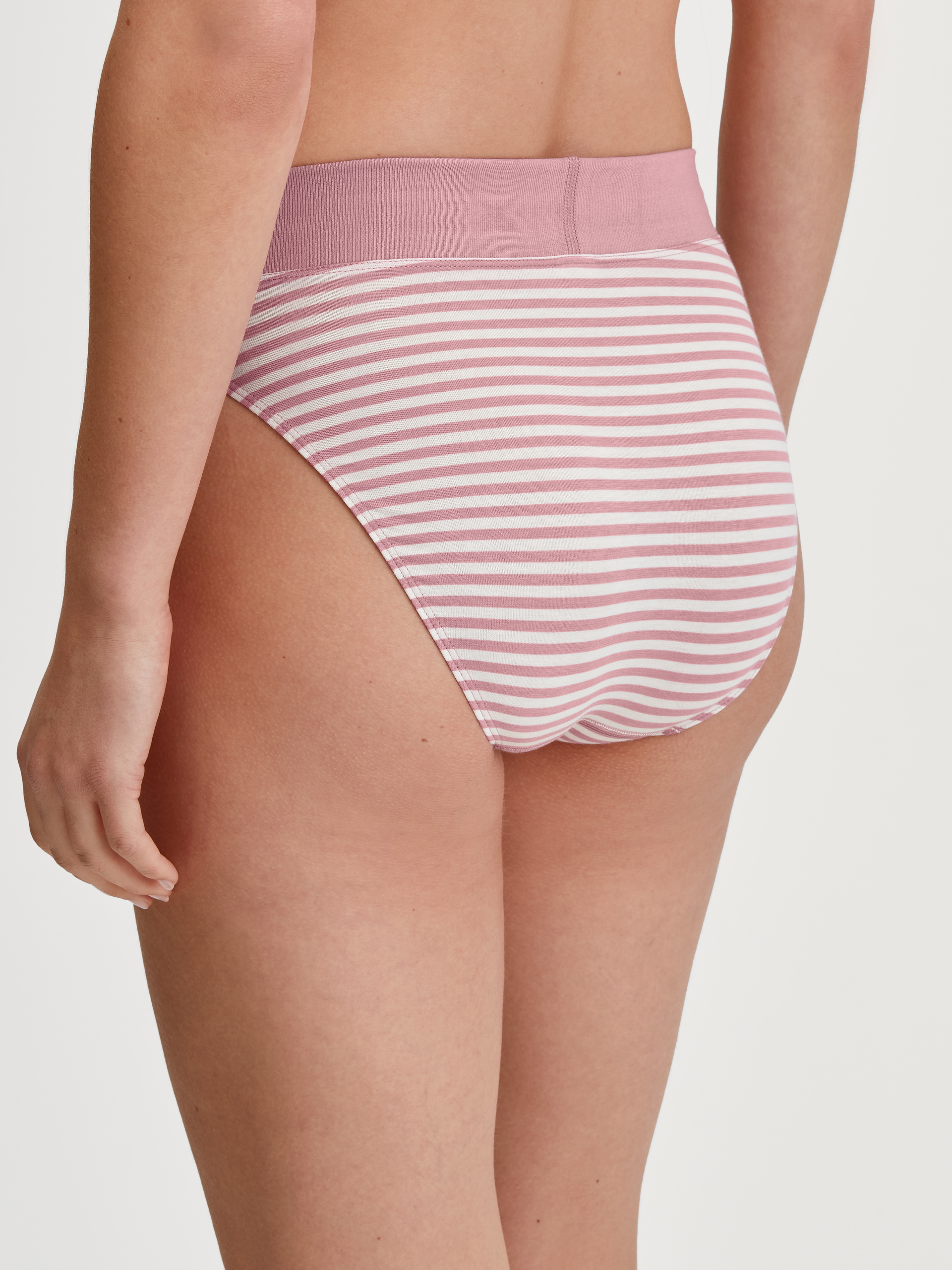 La modella / Il modello Donna indossa Slip, high waist in Cotone di colore Rosa, A righe, della serie Elastic di CALIDA, Vista posteriore