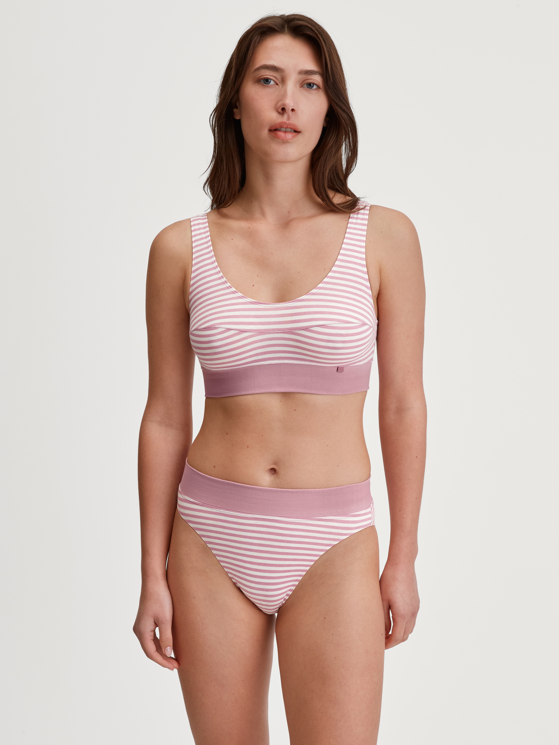 La modella / Il modello Donna indossa Slip, high waist in Cotone di colore Rosa, A righe, della serie Elastic di CALIDA, Abbigliamento