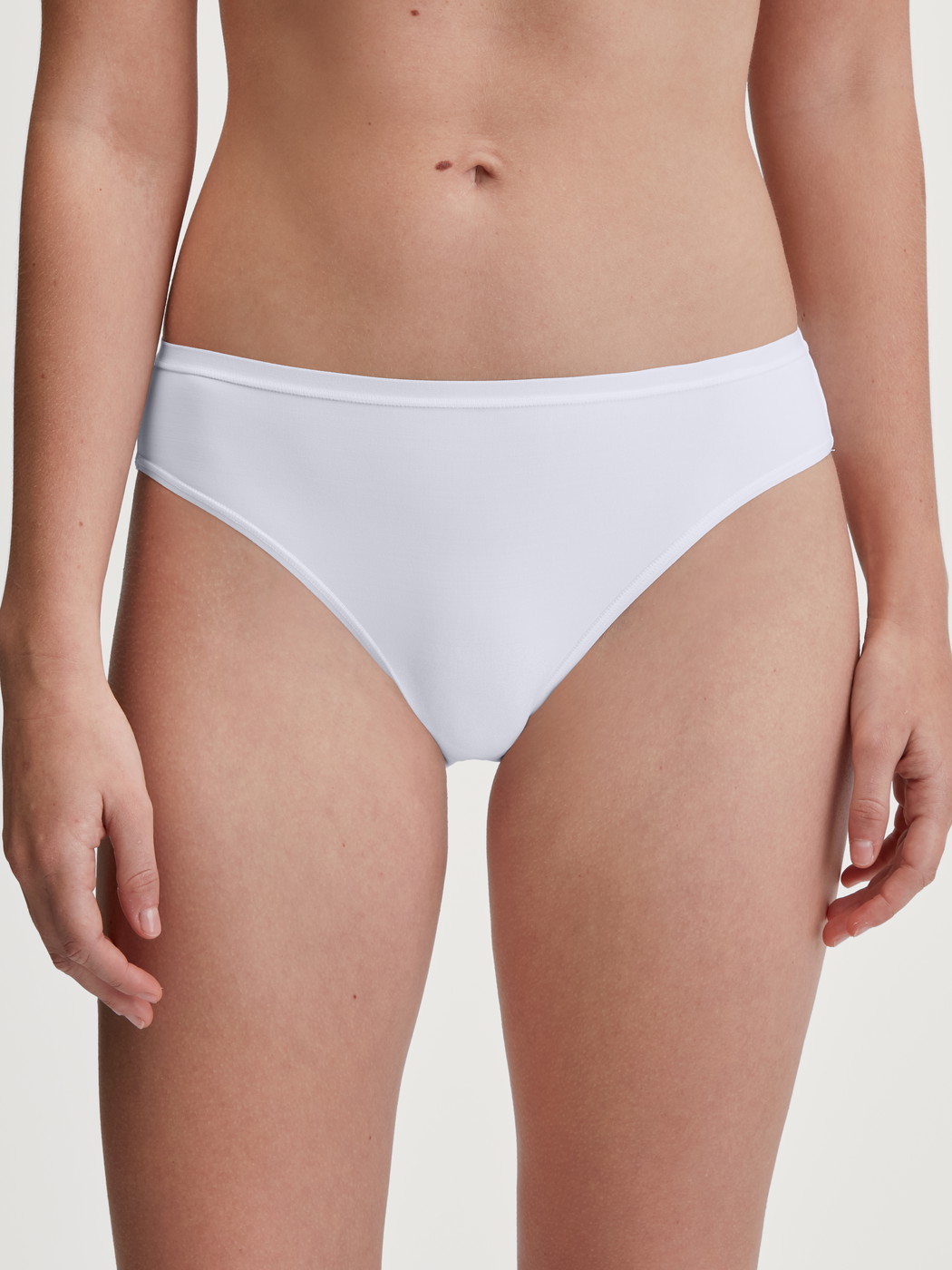 Damen-Model trägt Slip, regular cut aus Polyamid in Weiß, Einfarbig aus Serie Sleek Skin von CALIDA, Vorderansicht