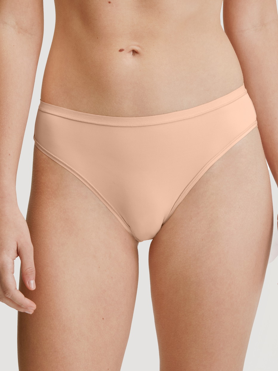 Damen-Model trägt Slip, regular cut aus Polyamid in Beige, Einfarbig aus Serie Sleek Skin von CALIDA, Vorderansicht