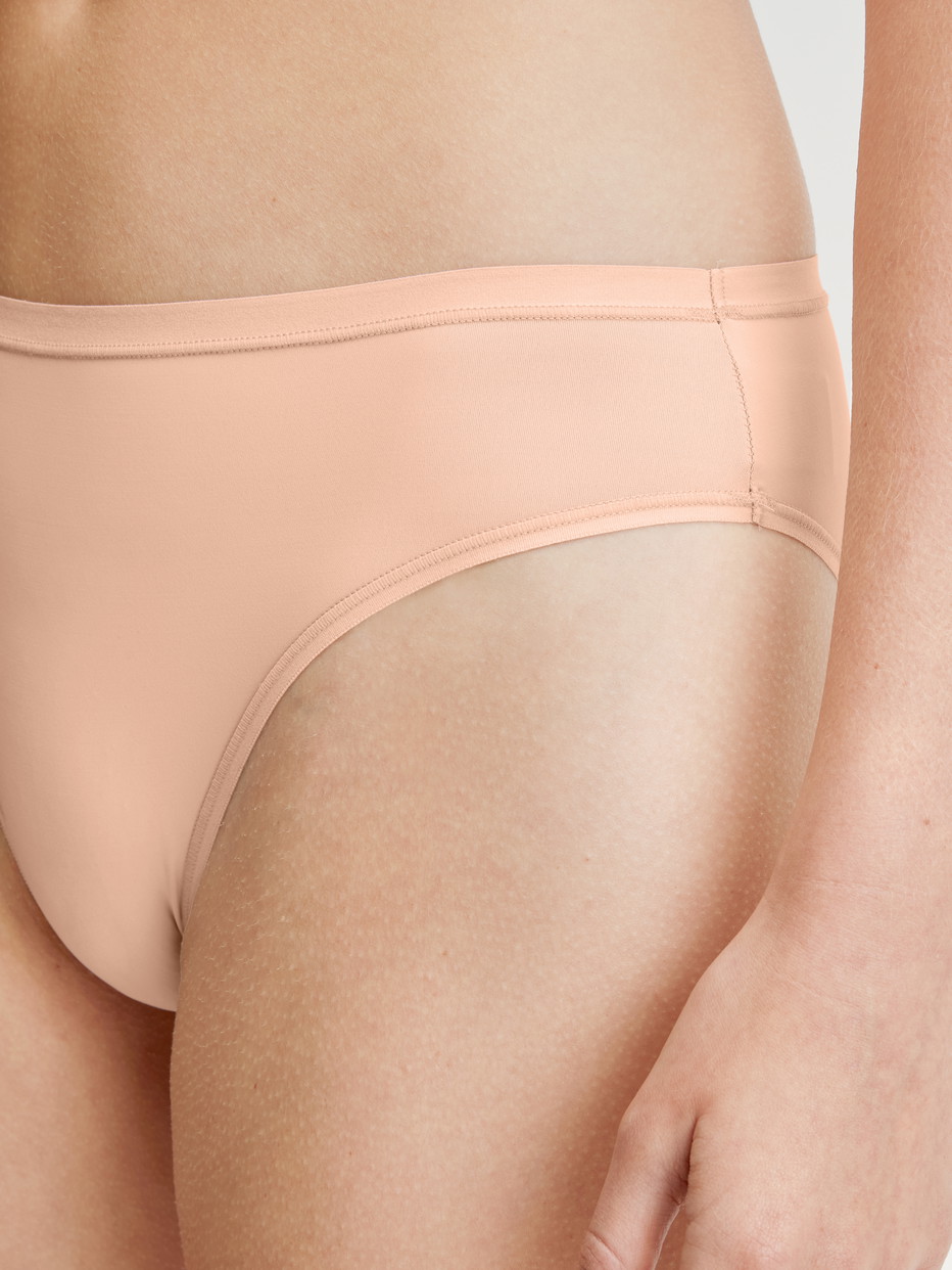 Damen-Model trägt Slip, regular cut aus Polyamid in Beige, Einfarbig aus Serie Sleek Skin von CALIDA, Detail