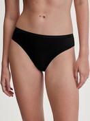 Le mannequin Femme porte le/la Culotte en Polyamide de couleur Noir, Unicolore, de la série Sleek Skin de CALIDA, Vue de face