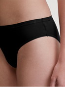 Le mannequin Femme porte le/la Culotte en Polyamide de couleur Noir, Unicolore, de la série Sleek Skin de CALIDA, Vue de face