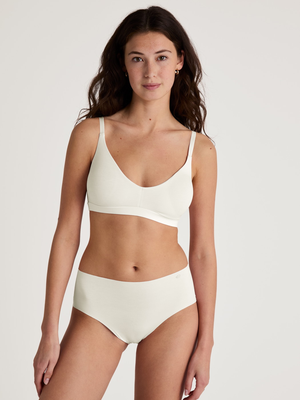 Damen-Model trägt Seamless-Midislip, 2er-Pack aus Modal in Beige, Einfarbig aus Serie Natural Skin Duo von CALIDA, Outfit