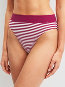 Damen-Model trägt Slip mit Softbund, high waist aus Baumwolle in Rosa, Gestreift aus Serie Elastic Special von CALIDA, Vorderansicht
