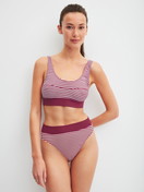 Damen-Model trägt Slip mit Softbund, high waist aus Baumwolle in Rosa, Gestreift aus Serie Elastic Special von CALIDA, Outfit