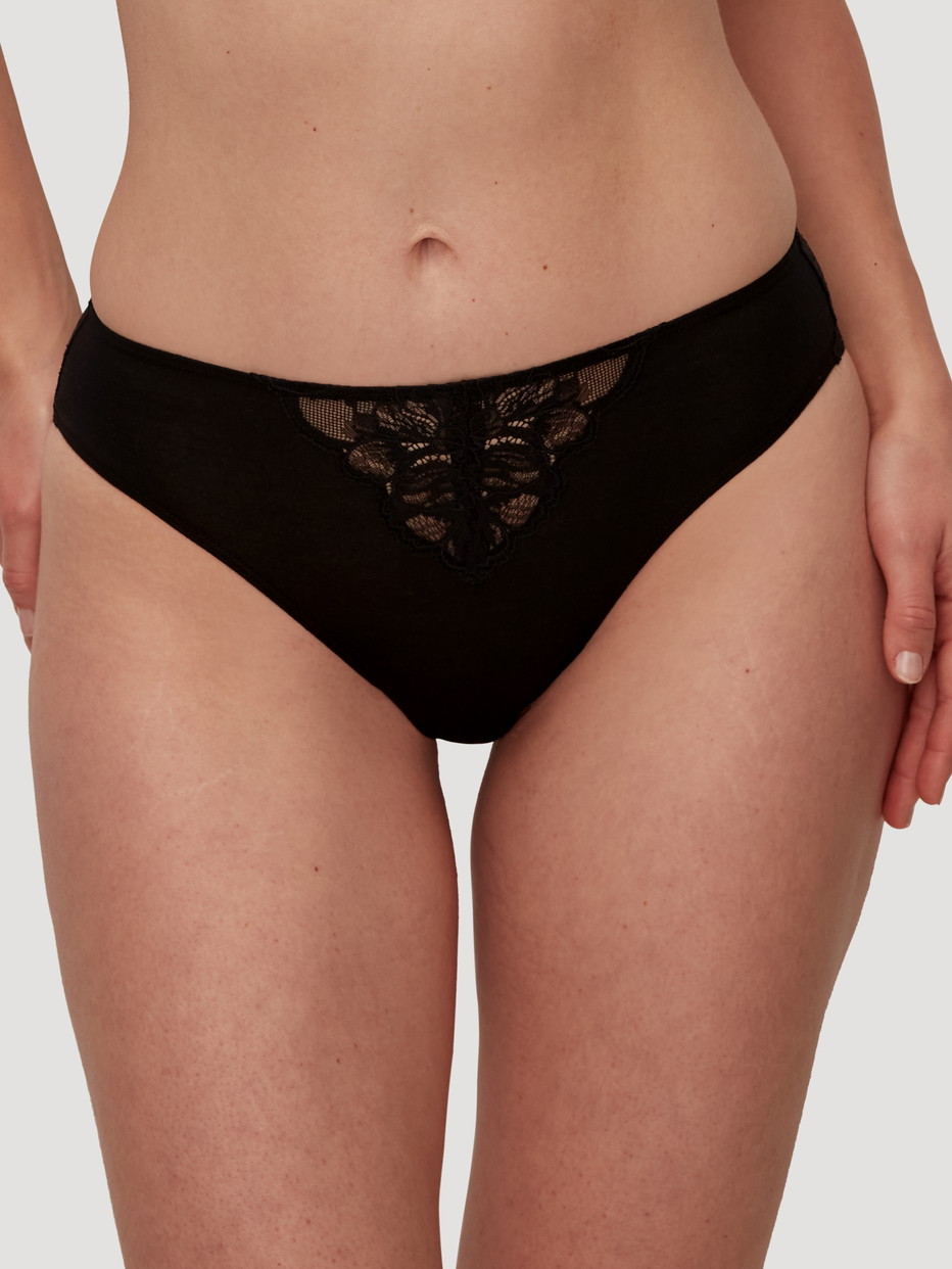 Damen-Model trägt Slip, regular cut aus Modal in Schwarz, Spitze aus Serie Seduction Lace von CALIDA, Vorderansicht