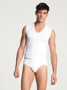 Herren-Model trägt Slip mit Elastikbund aus Baumwolle in Weiß, Einfarbig aus Serie Cotton Code von CALIDA, Outfit, Vorderansicht