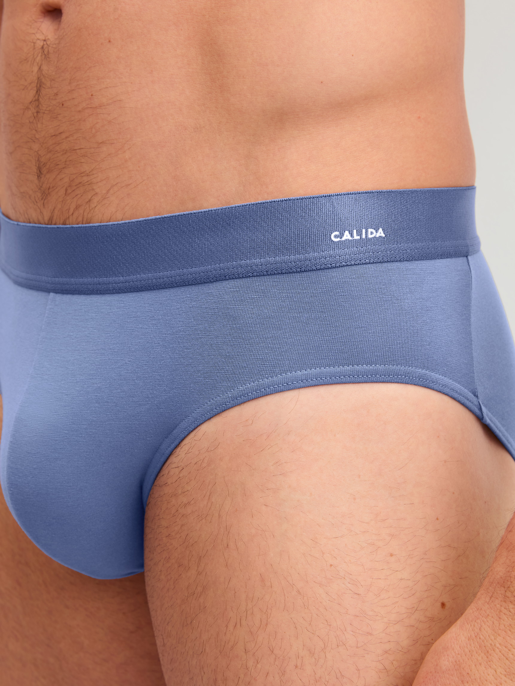 La modella / Il modello Uomo indossa Slip in Cotone di colore Grigio, Tinta unita, della serie Cotton Code di CALIDA, Dettaglio