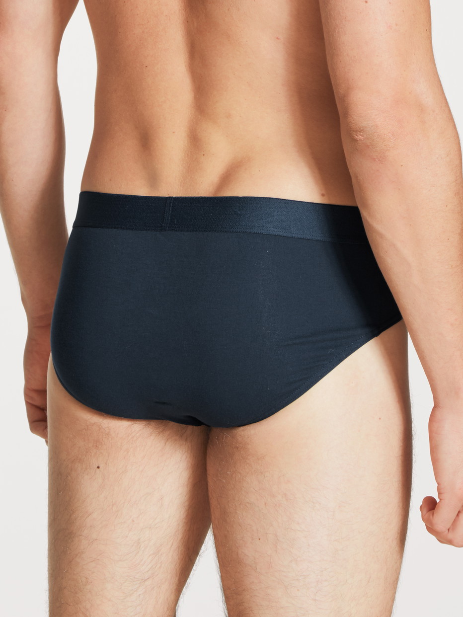 Le mannequin Homme porte le/la Slip en Coton de couleur Bleu, Unicolore, de la série Cotton Code de CALIDA, Vue arrière