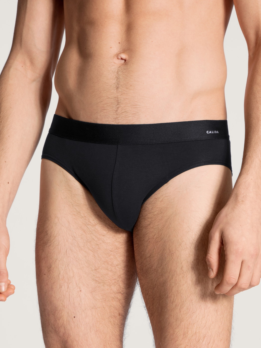 La modella / Il modello Uomo indossa Slip in Cotone di colore Nero, Tinta unita, della serie Cotton Code di CALIDA, Vista frontale