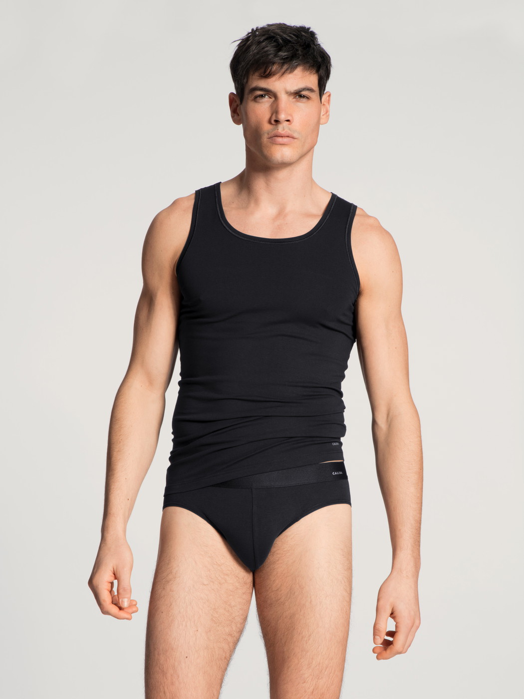 La modella / Il modello Uomo indossa Slip in Cotone di colore Nero, Tinta unita, della serie Cotton Code di CALIDA, Abbigliamento, Vista frontale