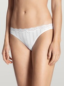 La modella / Il modello Donna indossa Slip, low cut in Cotone di colore Bianco, Pizzo, della serie Etude Toujours di CALIDA, Vista frontale
