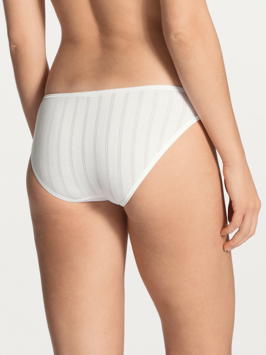 Damen-Model trägt Slip, low cut aus Baumwolle in Weiß, Spitze aus Serie Etude Toujours von CALIDA, Rückansicht