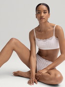 La modella / Il modello Donna indossa Slip, low cut in Cotone di colore Bianco, Pizzo, della serie Etude Toujours di CALIDA