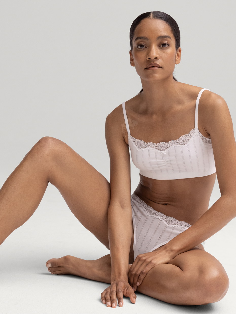 Damen-Model trägt Slip, low cut aus Baumwolle in Weiß, Spitze aus Serie Etude Toujours von CALIDA