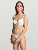 La modella / Il modello Donna indossa Slip, low cut in Cotone di colore Bianco, Pizzo, della serie Etude Toujours di CALIDA, Abbigliamento, Vista frontale